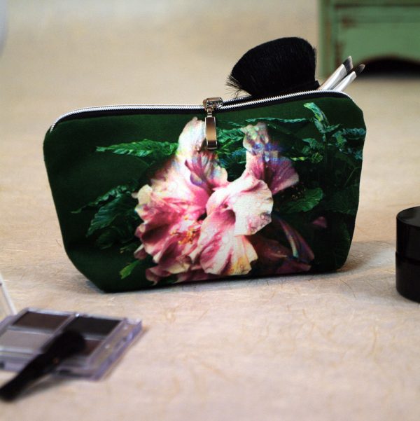Trousse à maquillage velours, fermeture zip, motif floral tropical , rose tendre et rose intense sur fond vert intense - 7x10x20cm