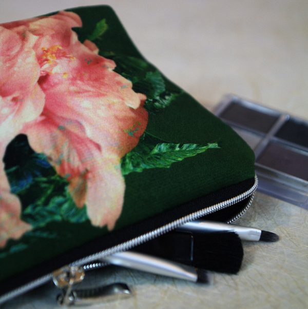 Trousse à maquillage velours, fermeture zip, motif floral tropical , rose tendre et rose intense sur fond vert intense - 7x10x20cm – Image 2