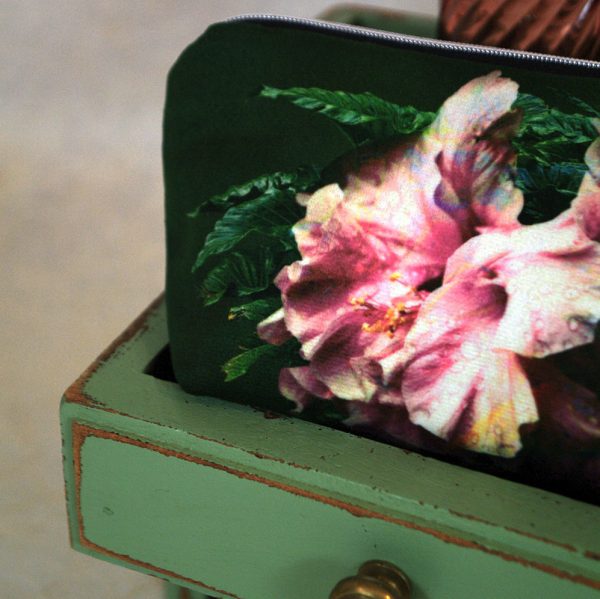 Trousse à maquillage velours, fermeture zip, motif floral tropical , rose tendre et rose intense sur fond vert intense - 7x10x20cm – Image 5