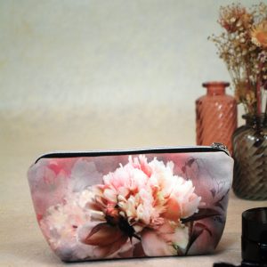 Trousse à maquillage velours, fermeture zip, motif floral et graphique, dans des tons de rose poudré, gris perle et beige nacré – 7x10x20cm